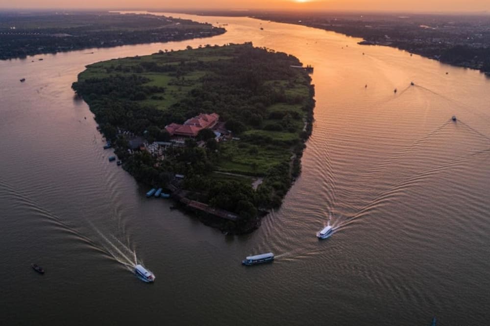 Ch&ugrave;a Ch&acirc;u Đốc 3 tọa lạc tại C&ugrave; lao Ba Xang, được v&iacute; như một "ốc đảo t&acirc;m linh".